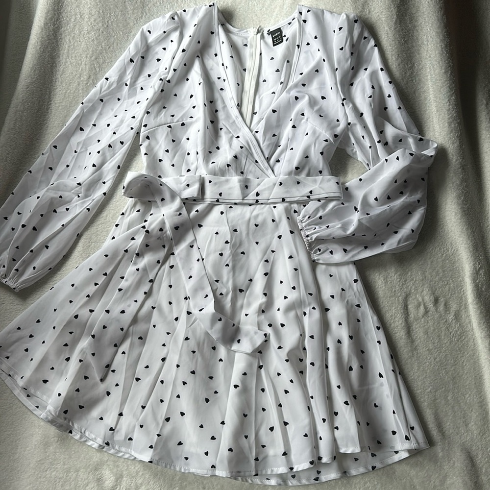 🍒 - 2 FOR $15! XS white long sleeve heart pattern polkadot hourglass mini dress